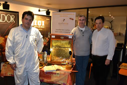 Charles Olivier Oudin , responsable apiculture urbaine Samuel Boucher, vétérinaire et apiculteur et Ronan de Kervénoaël de la société ApiterraDR